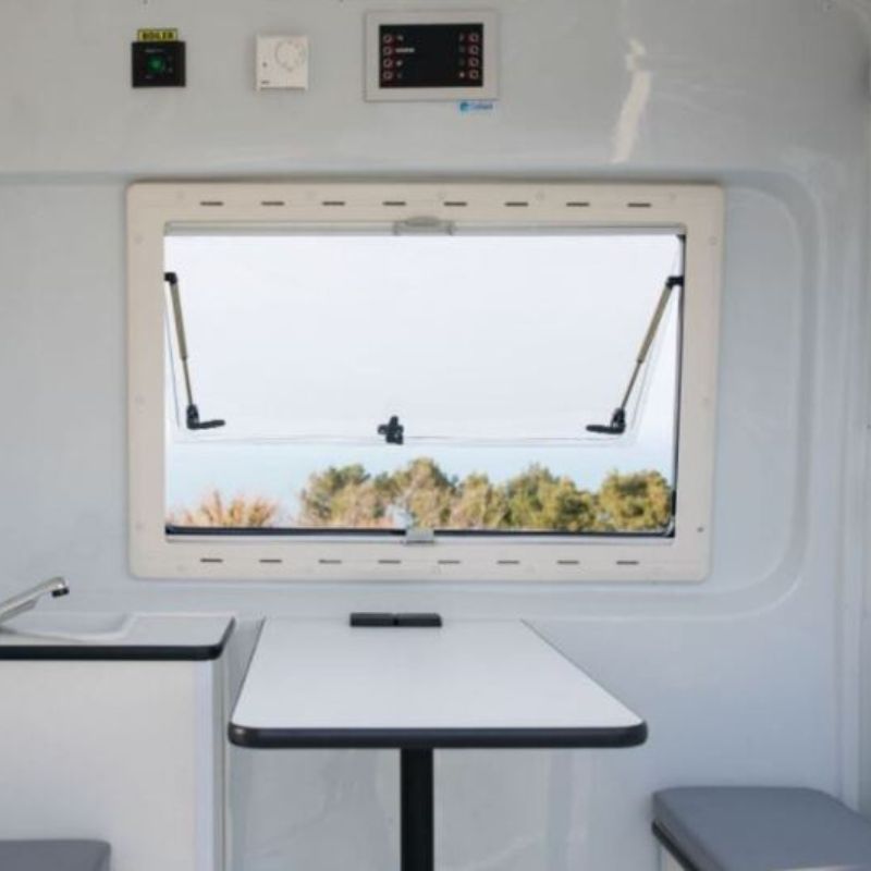 CAR FIBERGLASS BRNBI esempio interno parete bianco