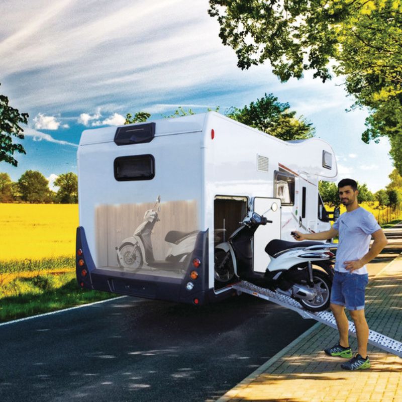 Pollicino portamoto da garage interno camper in uso