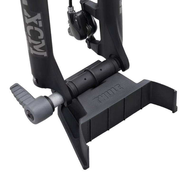 Thule Fork Mount Adapter installato su bici dettaglio