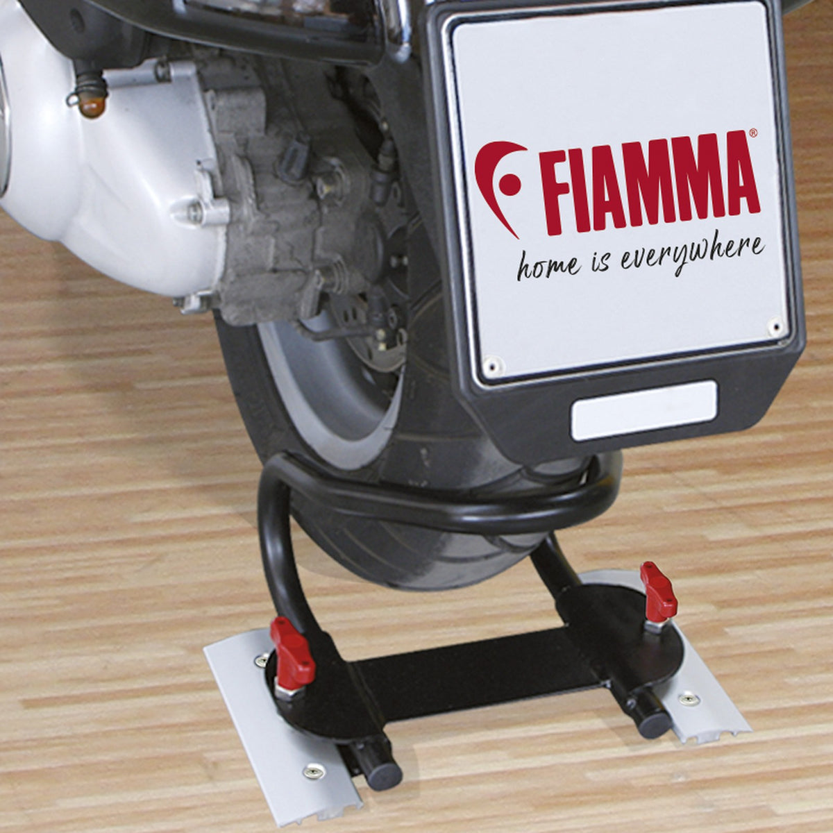 Ruota posteriore di uno scooter nel bloccaruota Fiamma Moto Wheel Chock Rear