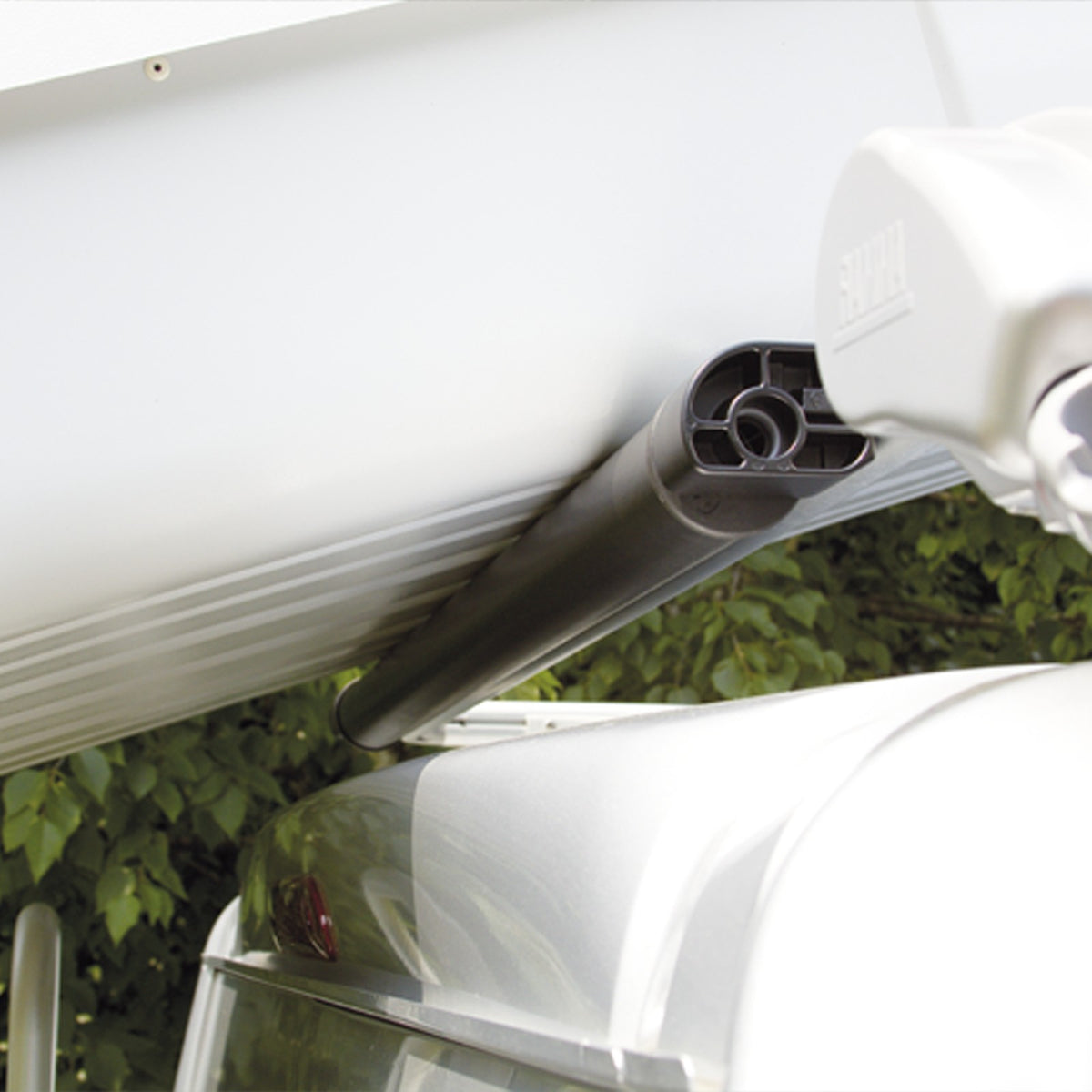 Rullo di carico Fiamma Roller Roof Rail montato in coda al portapacchi del furgone