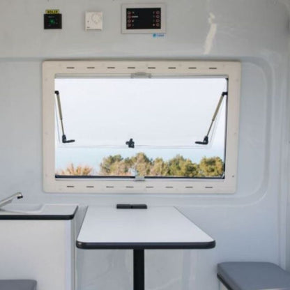 CAR FIBERGLASS BRNBI esempio interno parete bianco