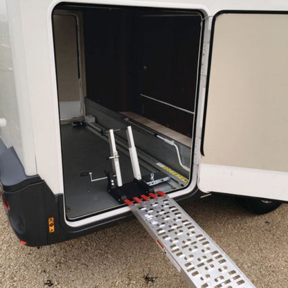 Pollicino portamoto da garage interno camper dettaglio aggancio ruota pinza