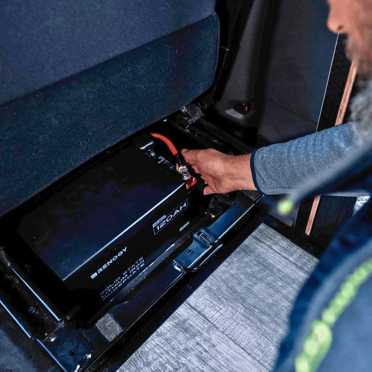 Renogy Pro S1 120Ah installata sotto sedile passeggero