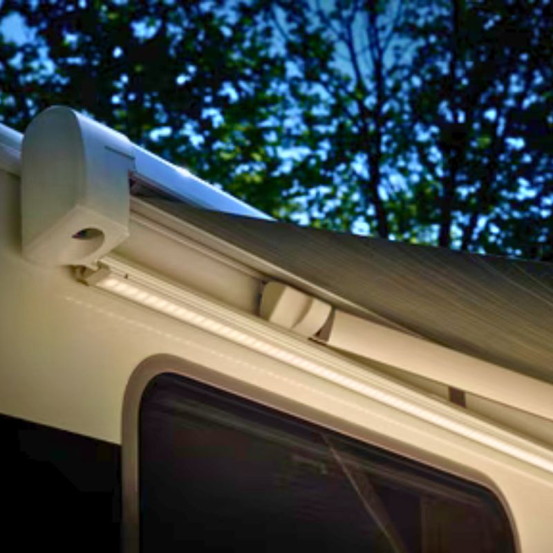 Thule Tent 5200 installata in uso con striscia LED