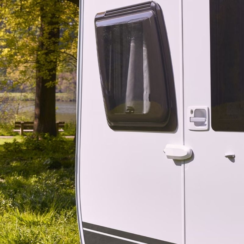 Thule Universal Lock bianca montata in uso