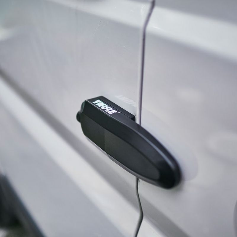 Thule Universal Lock nera montata in uso