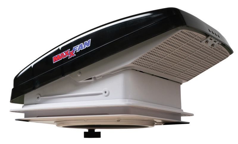Airxcel MaxxFan Deluxe Compact 28x28 con cupola nera aperta
