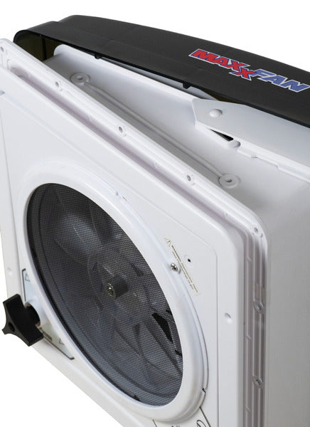 Airxcel MaxxFan Deluxe Compact 28x28 ventola e zanzariera viste da sotto