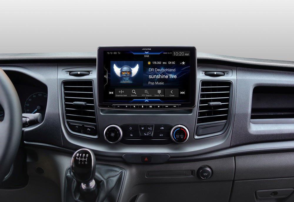 Autoradio Alpine Halo montata sul cruscotto di un Ford Transit Custom