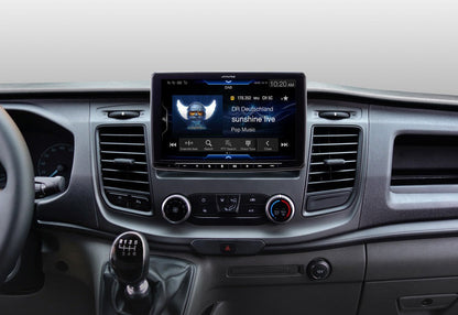 Autoradio Alpine Halo montata sul cruscotto di un Ford Transit Custom