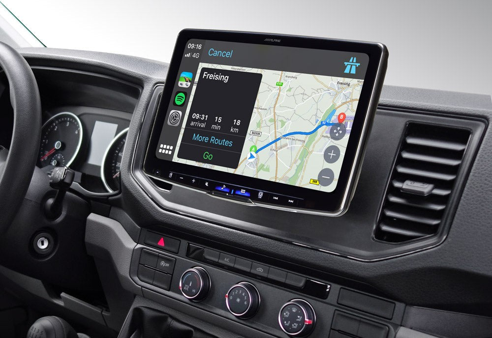 Autoradio Alpine Halo montata sul cruscotto di un Volkswagen Crafter