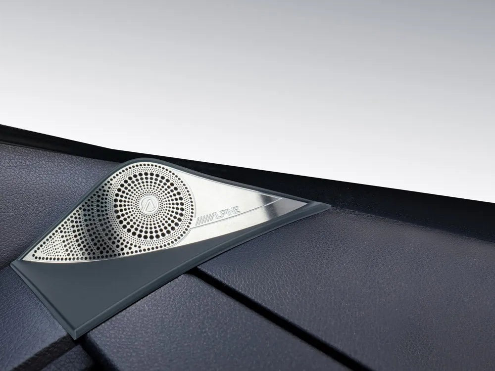 Supporto del tweeter Alpine montato sul cruscotto del Mercedes Sprinter