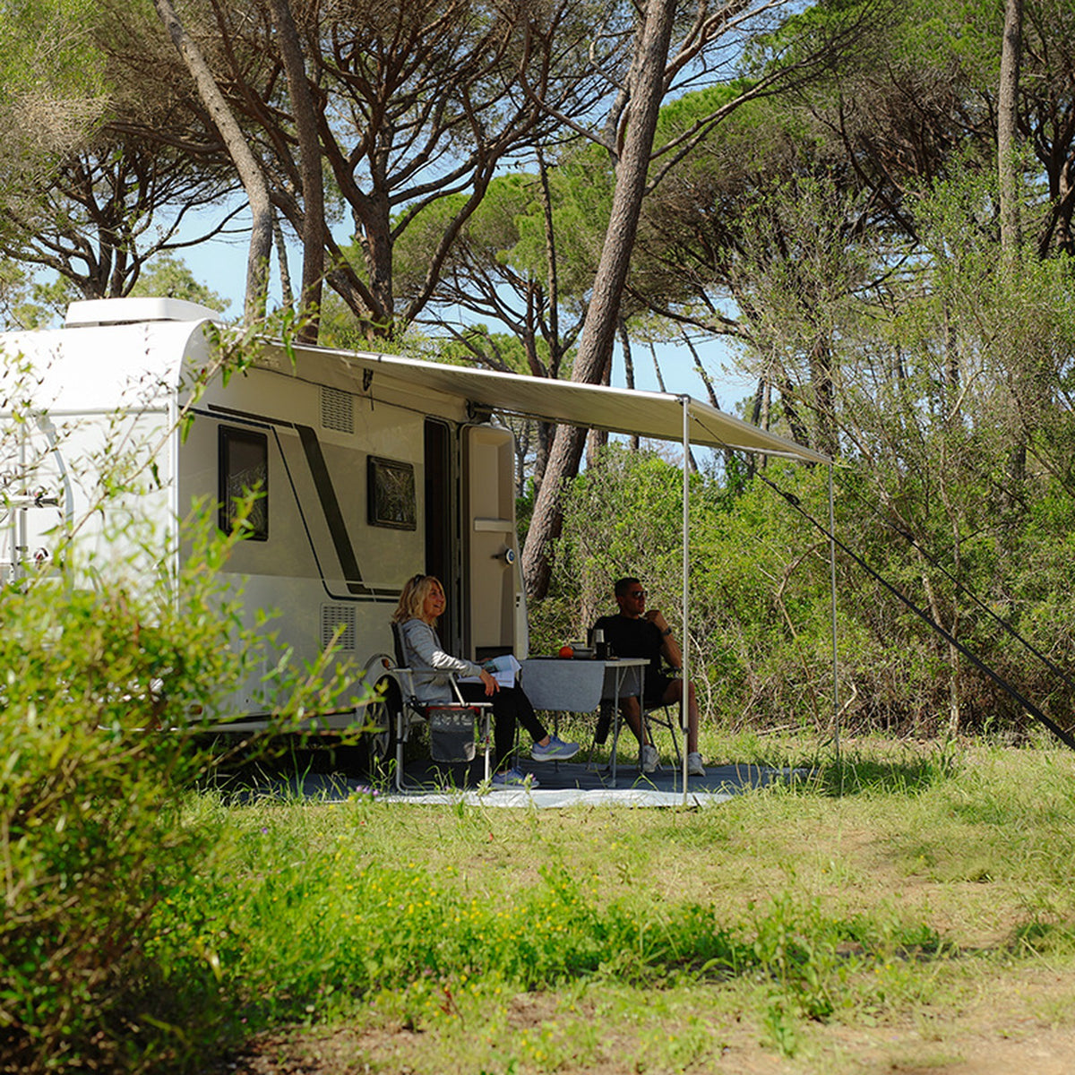 Tendalino Fiamma CaravanStore EVO aperto sulla roulotte in campeggio