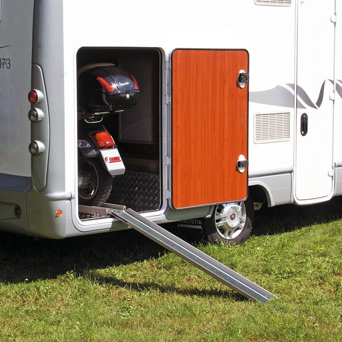 Scooter caricato nel garage del camper con il portamoto Fiamma Carry-Moto Pro