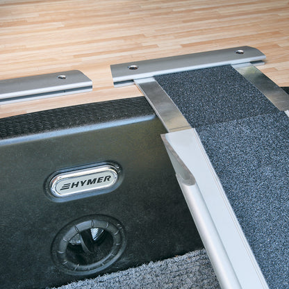 Rampa Fiamma Carry-Ramp agganciata alla soglia del garage del camper