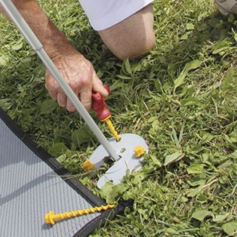 Piastra del Fiamma Kit Awning Plate fissata nel prato con i picchetti