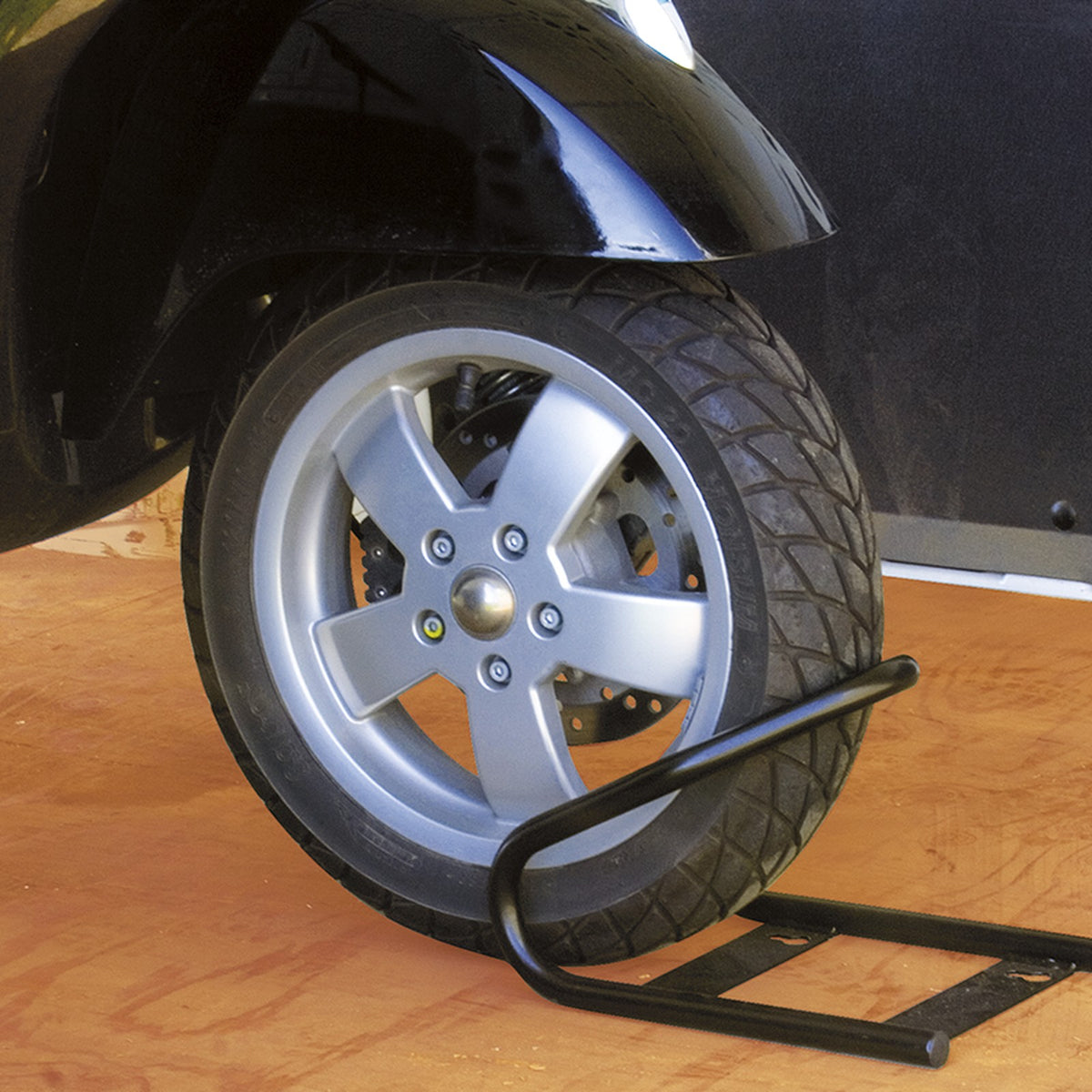 Ruota anteriore di uno scooter nel bloccaruota Fiamma Moto Wheel Chock Front