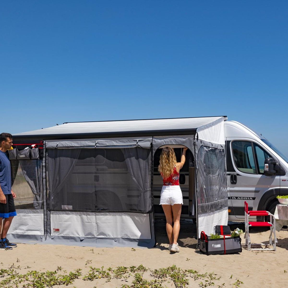 Fiamma Privacy Room 300 Medium montata sotto il tendalino di un furgone camperizzato
