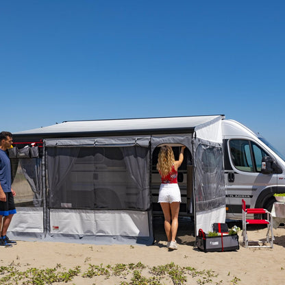 Fiamma Privacy Room 300 Medium montata sotto il tendalino di un furgone camperizzato