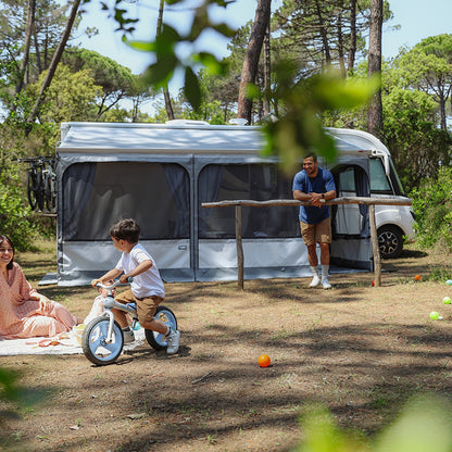 Pareti con finestre della veranda Fiamma Privacy Room sotto il tendalino di un motorhome