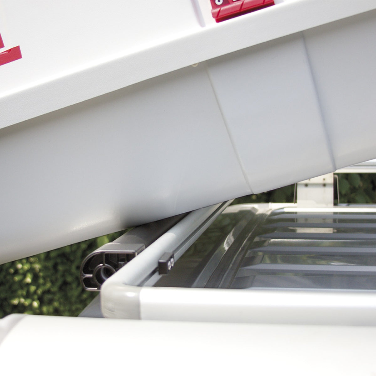 Rullo Fiamma Roller Roof Rail sul retro del portapacchi Roof Rail Ducato