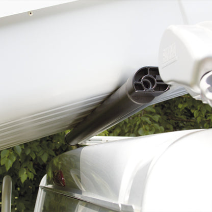 Rullo di carico Fiamma Roller Roof Rail montato in coda al portapacchi del furgone