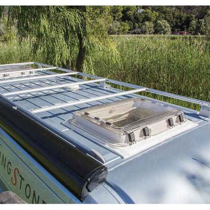 Portapacchi Fiamma Roof Rail Ducato montato sul tetto di un furgone camperizzato