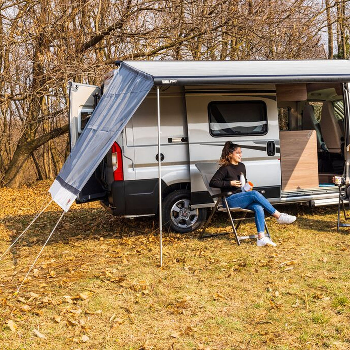 Fiamma Sun View Side, parete laterale filtravedo sul tendalino di un furgone camperizzato