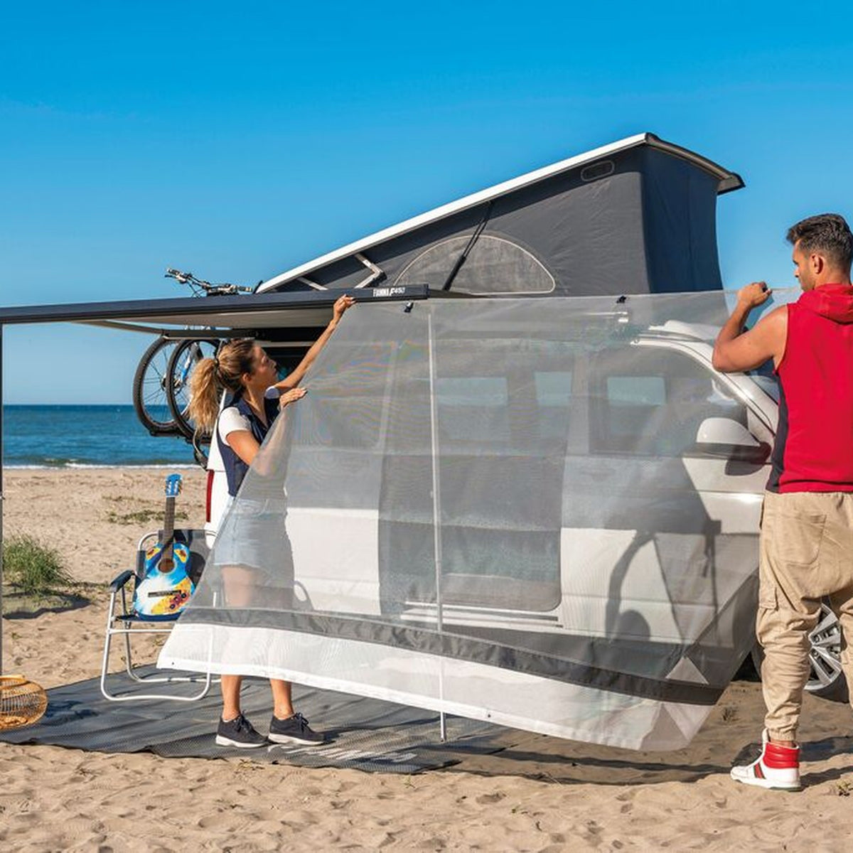 Fiamma Sun View XL, parete frontale in tessuto filtravedo montata sul tendalino di un van