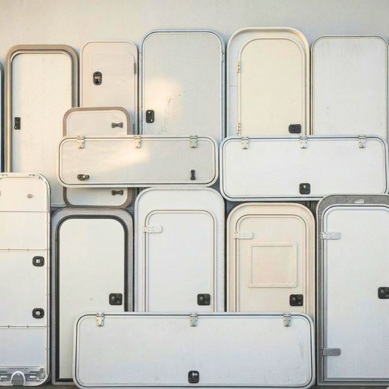porte e portelloni esterni su misura per camper