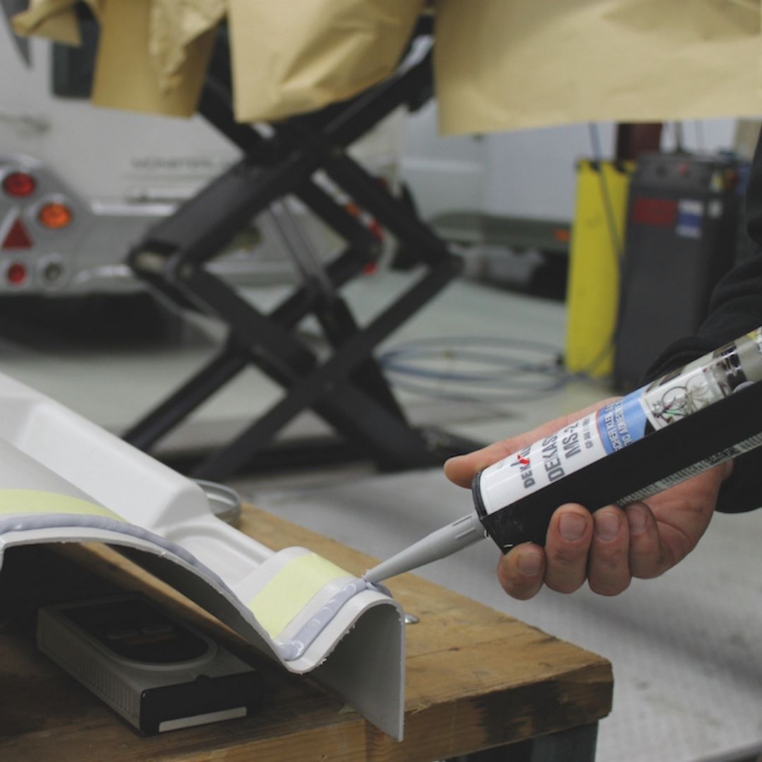Dekalin Dekasyl MS-2 Polymer colla sigillante per camper in uso