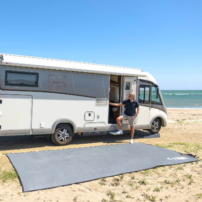 Fiamma Patio Mat in uso in spiaggia 2